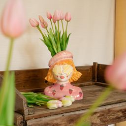 Vaas Aardbeien meisje + 10x real touch Tulp Pink (8720872023809)