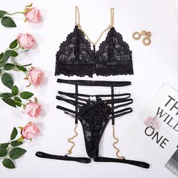 De namour lingerie by shots Strappy Drie-delige Kant Cut-out Set met Ketten - S/M - Zwart (8714273027009)